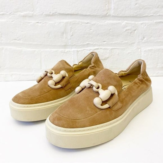 SOFTWAVES || Tais Platform Suede Slip-On Sneaker Cuoio Tan Beige Buckle Bit 39