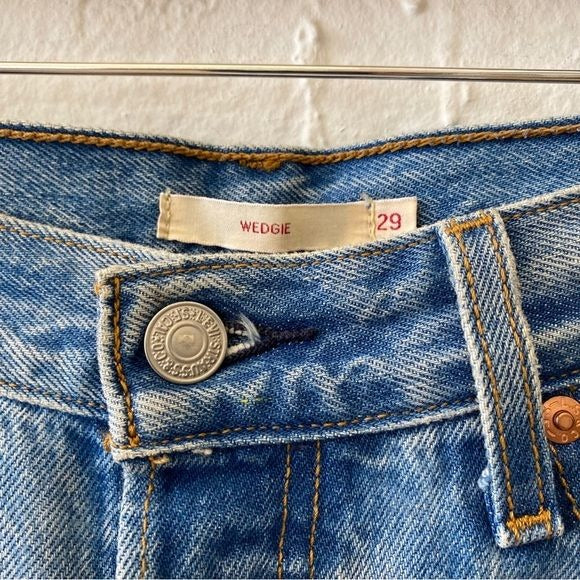 Levi’s‎ || Wedgie Icon Fit in Authentically Yours Distressed Blue 29