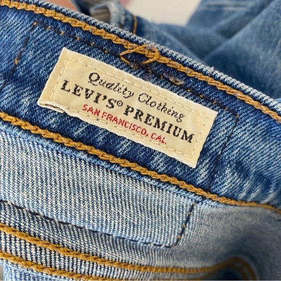 Levi's || Wedgie Straight Jeans in Light Medium Blue Wash Distressed Premium 29