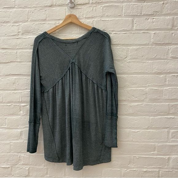 Free People || We The Free Citrine Oversized Thermal Swing Top Smoke Green Small