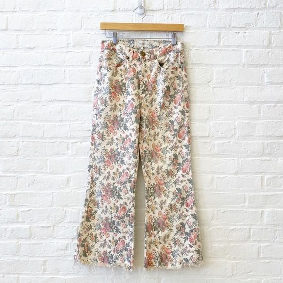 THE GREAT. || Kick Bell Jean Flare Crop in Cream Enchanted Floral 28