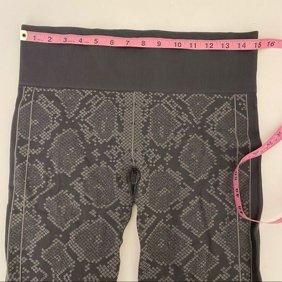 Lululemon || Ebb to Street Snake Print Leggings Seamless Gray 10