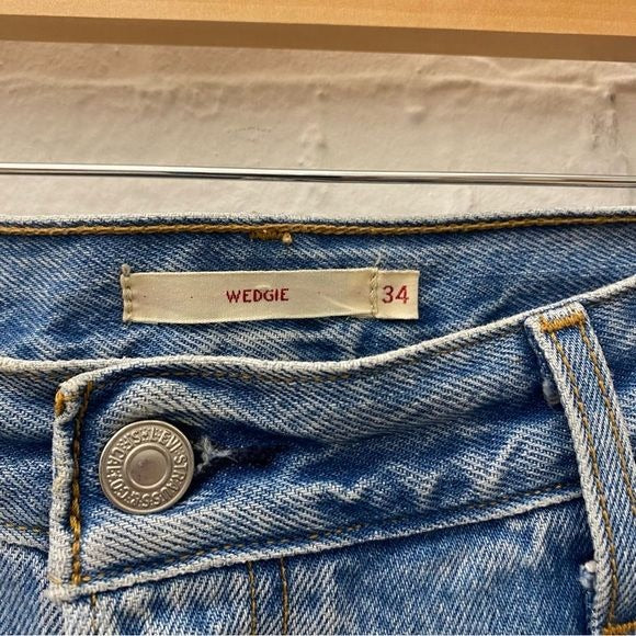 LEVI'S || Wedgie Icon Fit in Authentically Yours Distressed Blue 34