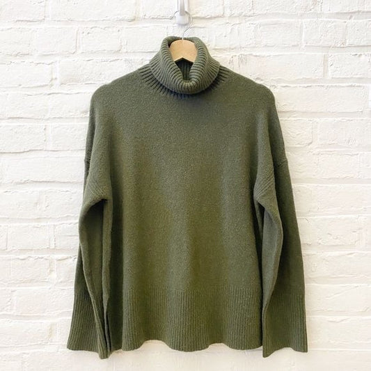 J. Crew || Turtleneck Sweater in Supersoft Yarn XS