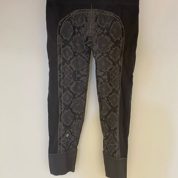 Lululemon || Ebb to Street Snake Print Leggings Seamless Gray 10