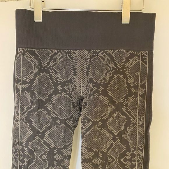 Lululemon || Ebb to Street Snake Print Leggings Seamless Gray 10