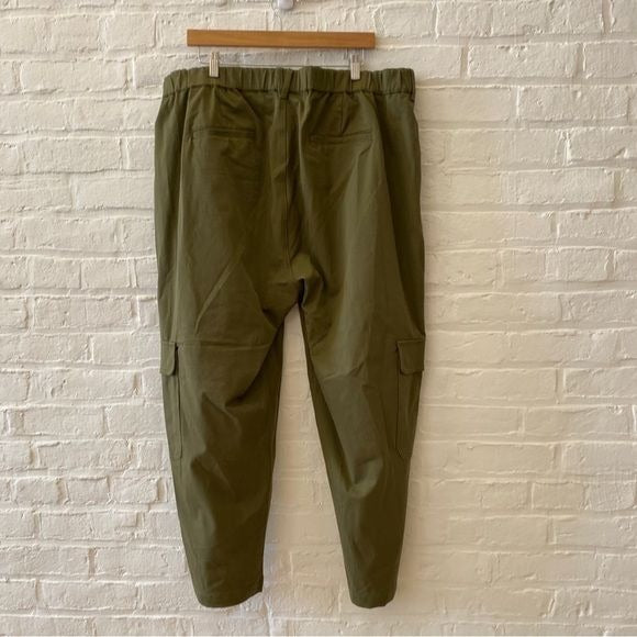 Universal Standard || Karlee Stretch Cotton Twill Cargo Pants in Ivy Green L