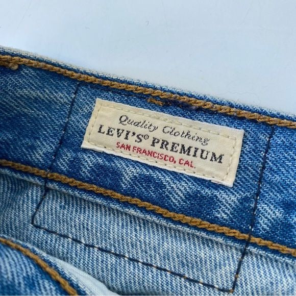 Levi’s‎ || Wedgie Icon Fit in Authentically Yours Distressed Blue 29