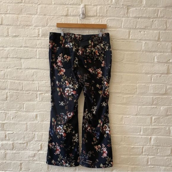 Anthropologie || Pilcro Mid-Rise Demilune Utility Pants Bootcut Floral Black 32P